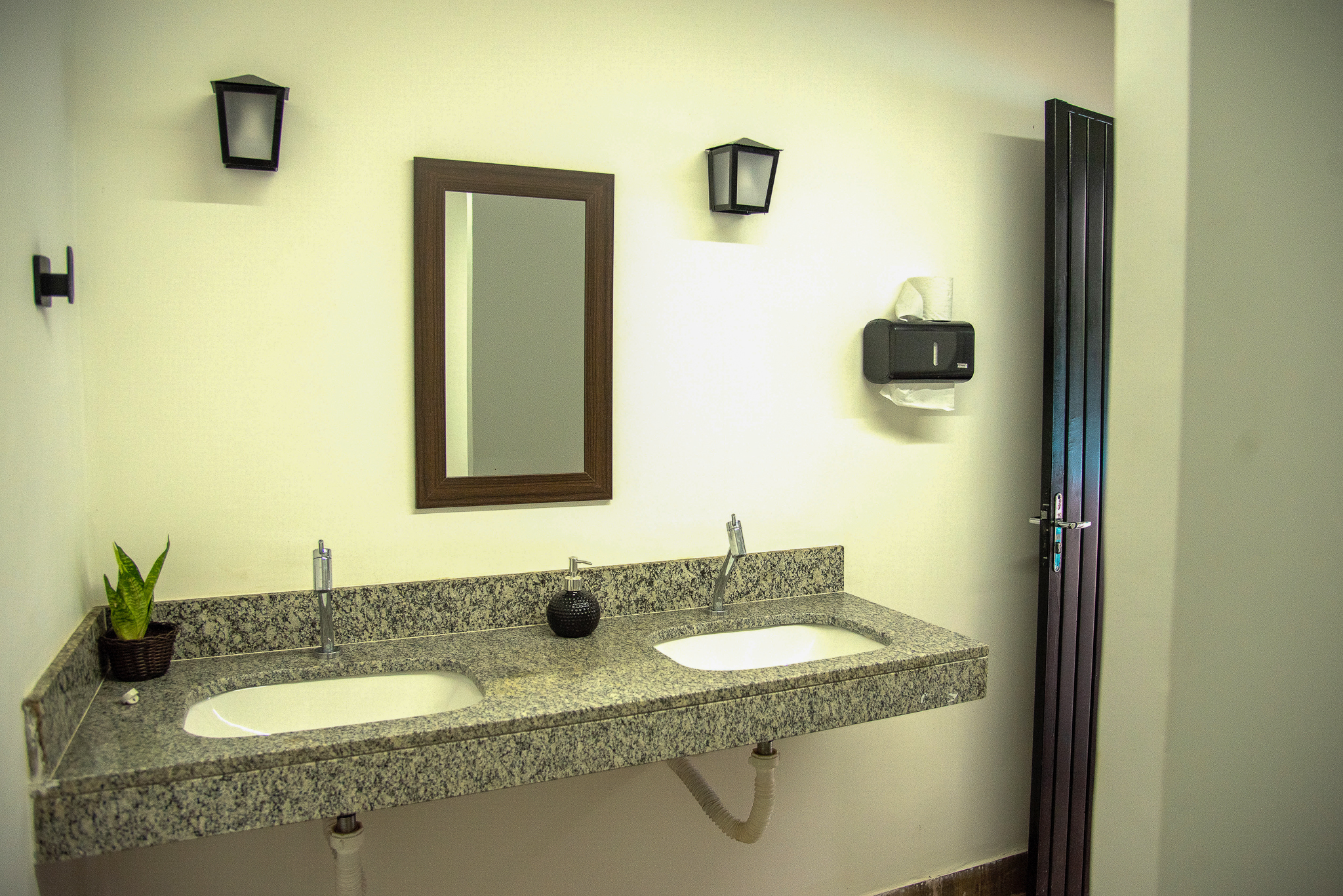 Sanitários Modernos Casa Floresta